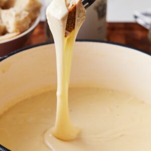 stmoritz2021_howto_cheesefondue_lead2_533